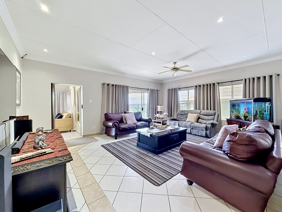 5 Bedroom Property for Sale in Faerie Glen Gauteng
