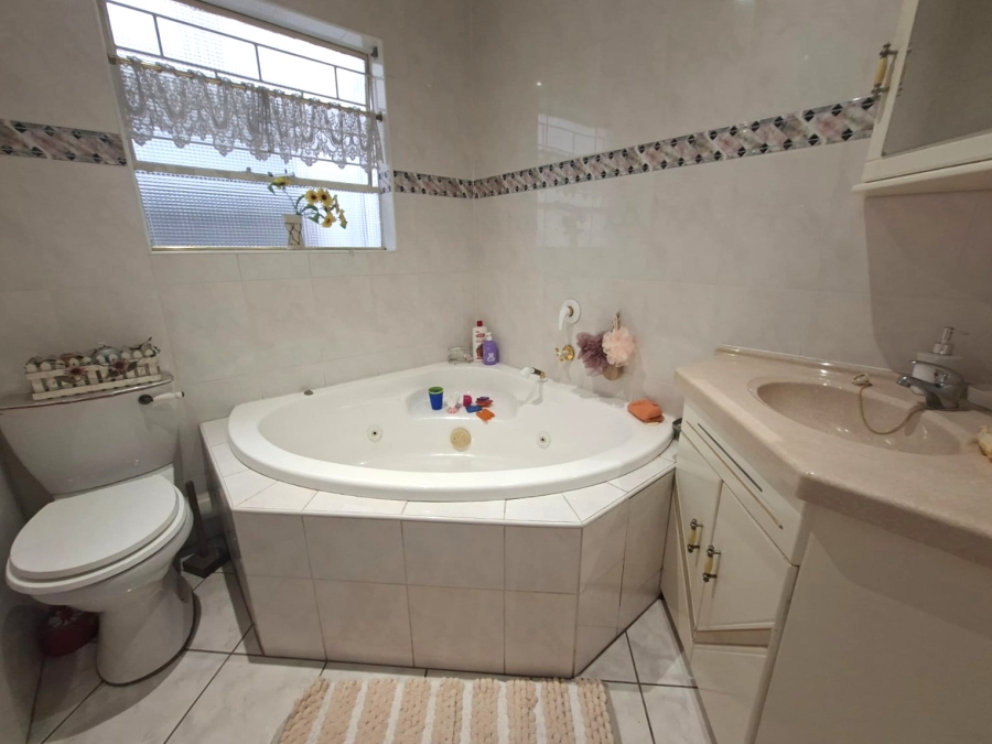 3 Bedroom Property for Sale in Three Rivers Proper Gauteng