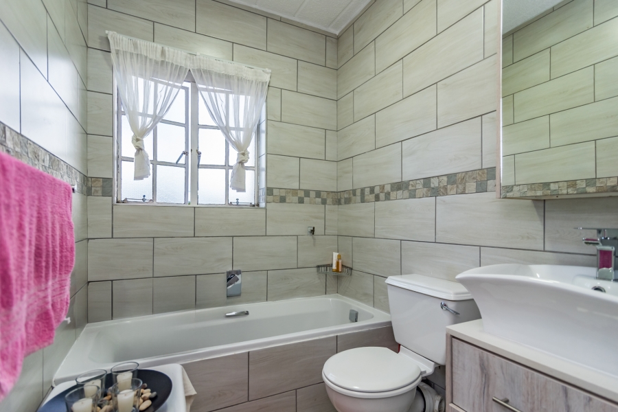 3 Bedroom Property for Sale in Roodekrans Gauteng