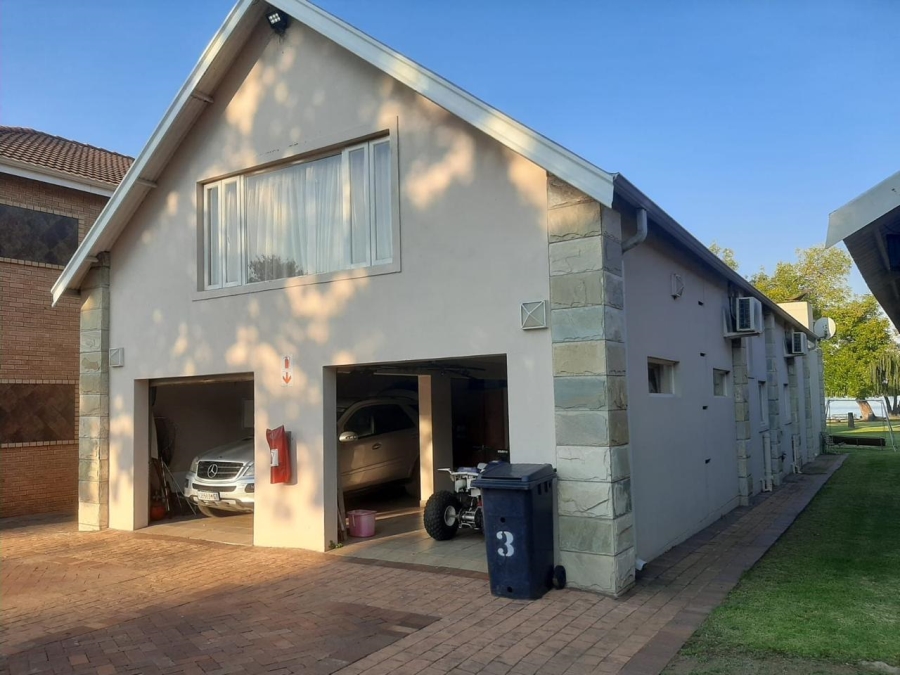 5 Bedroom Property for Sale in Lochvaal Gauteng