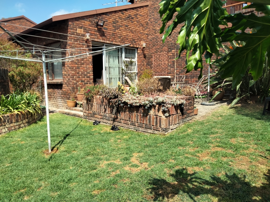 2 Bedroom Property for Sale in Bromhof Gauteng