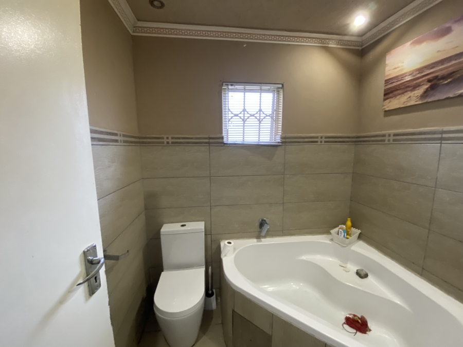 2 Bedroom Property for Sale in Cloverdene Gauteng