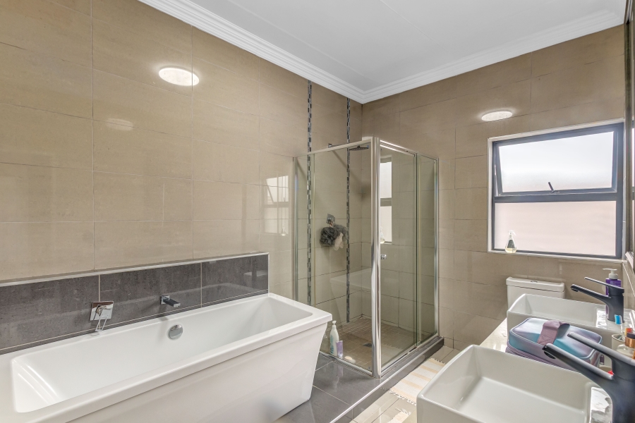 4 Bedroom Property for Sale in Copperleaf Estate Gauteng