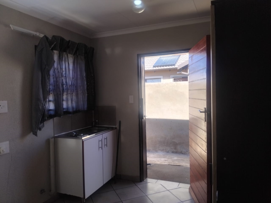 To Let 2 Bedroom Property for Rent in Roodepoort Gauteng