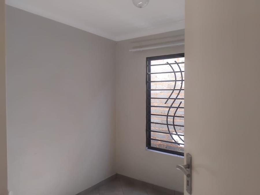 To Let 2 Bedroom Property for Rent in Roodepoort Gauteng