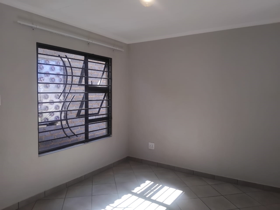 To Let 2 Bedroom Property for Rent in Roodepoort Gauteng