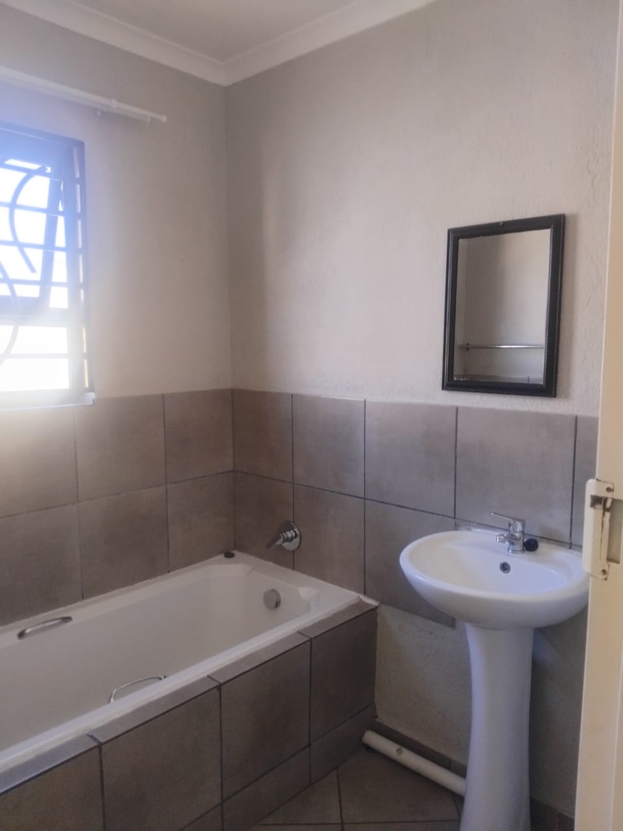 To Let 2 Bedroom Property for Rent in Roodepoort Gauteng