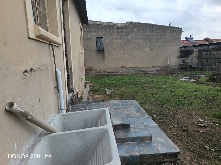 To Let 2 Bedroom Property for Rent in Clayville Gauteng
