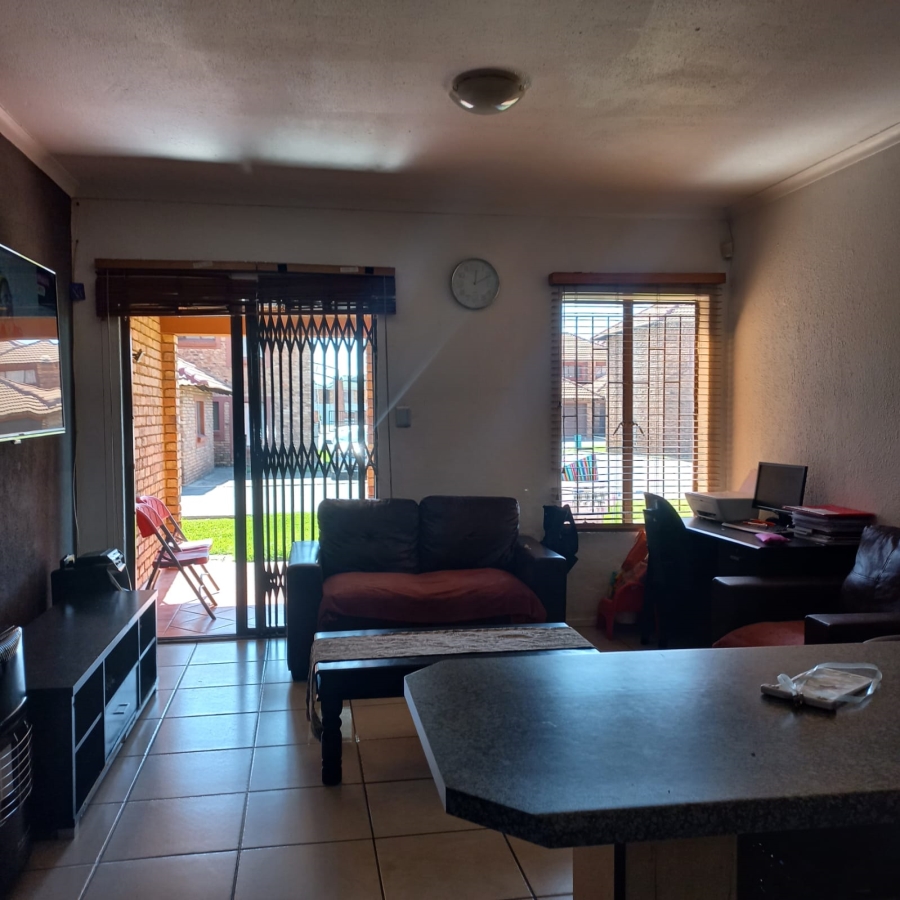 2 Bedroom Property for Sale in Edleen Gauteng
