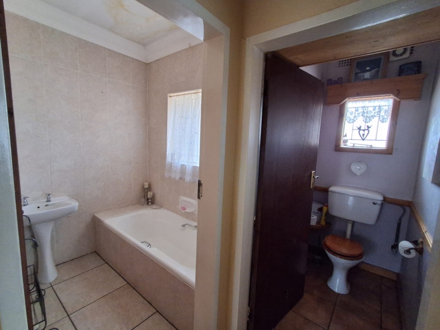 3 Bedroom Property for Sale in Unitas Park Gauteng