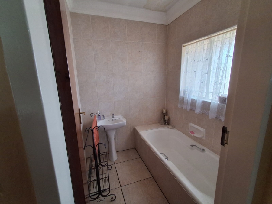 3 Bedroom Property for Sale in Unitas Park Gauteng