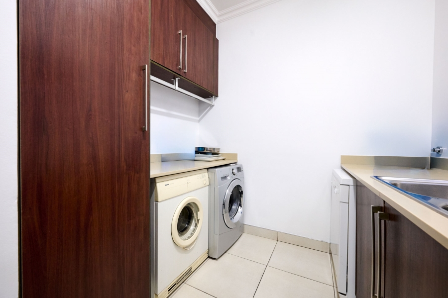 5 Bedroom Property for Sale in Waterfall Country Village Gauteng