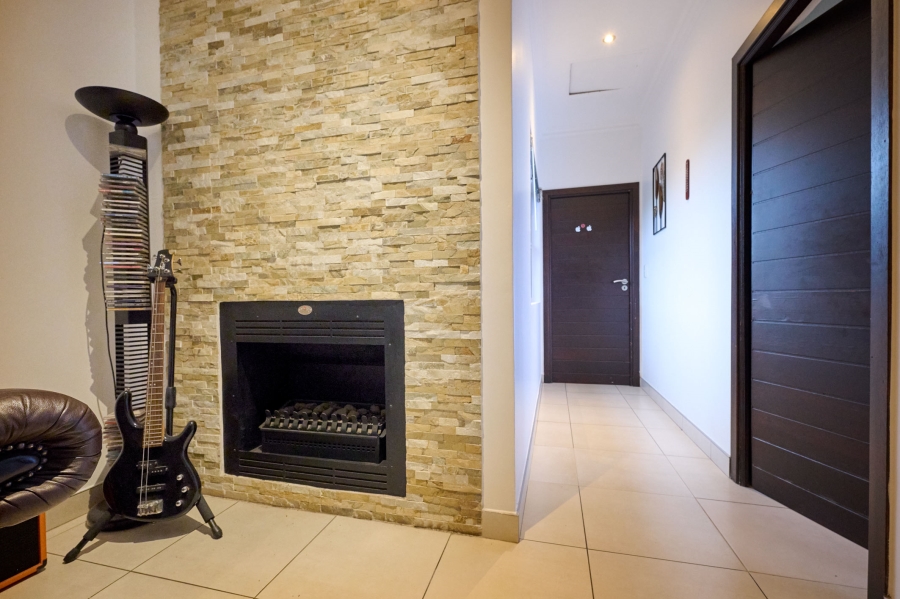 5 Bedroom Property for Sale in Waterfall Country Village Gauteng