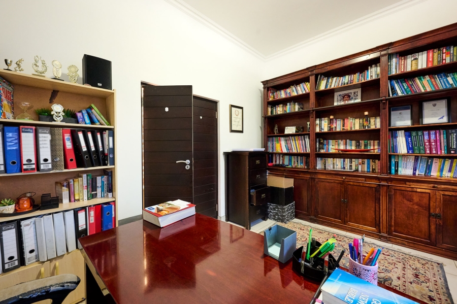 5 Bedroom Property for Sale in Waterfall Country Village Gauteng