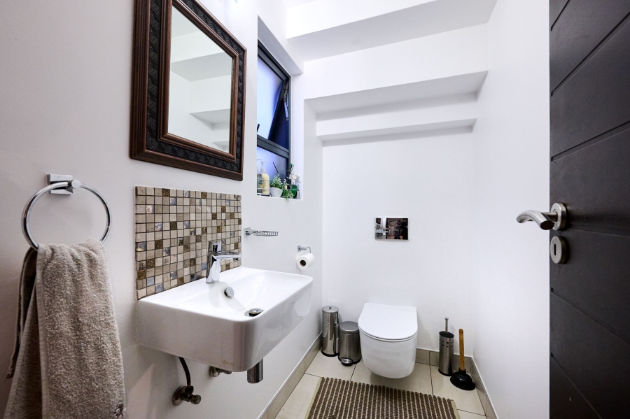 5 Bedroom Property for Sale in Waterfall Country Village Gauteng