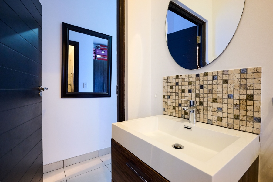 5 Bedroom Property for Sale in Waterfall Country Village Gauteng
