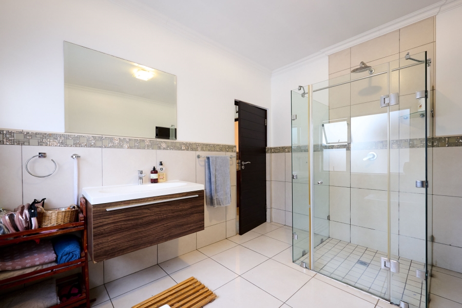 5 Bedroom Property for Sale in Waterfall Country Village Gauteng