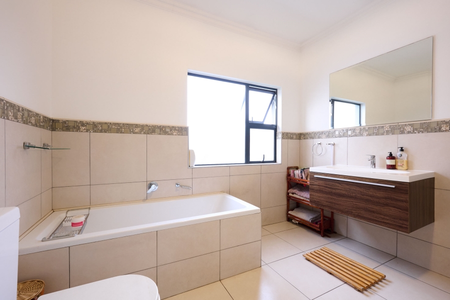 5 Bedroom Property for Sale in Waterfall Country Village Gauteng
