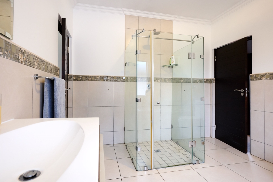 5 Bedroom Property for Sale in Waterfall Country Village Gauteng
