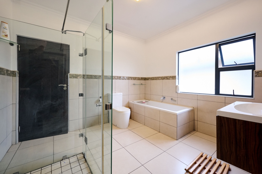 5 Bedroom Property for Sale in Waterfall Country Village Gauteng