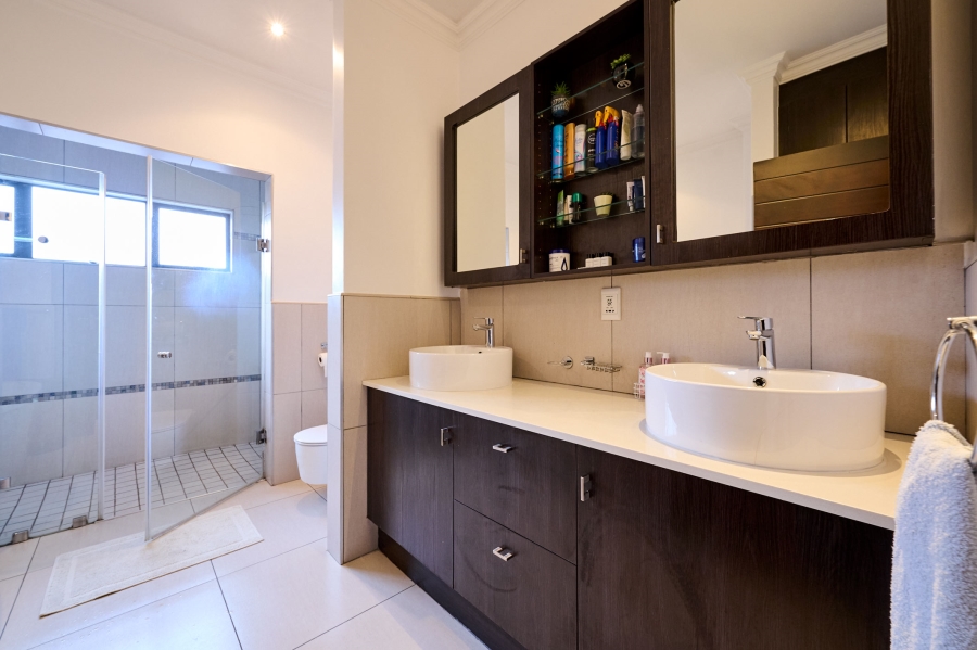 5 Bedroom Property for Sale in Waterfall Country Village Gauteng