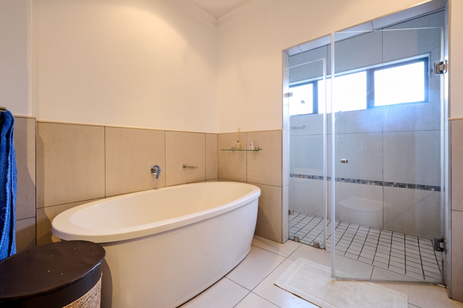 5 Bedroom Property for Sale in Waterfall Country Village Gauteng
