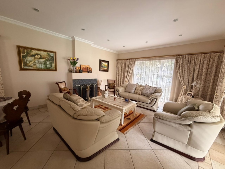 5 Bedroom Property for Sale in Ashlea Gardens Gauteng