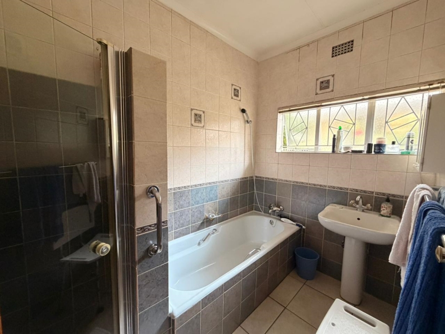 5 Bedroom Property for Sale in Ashlea Gardens Gauteng