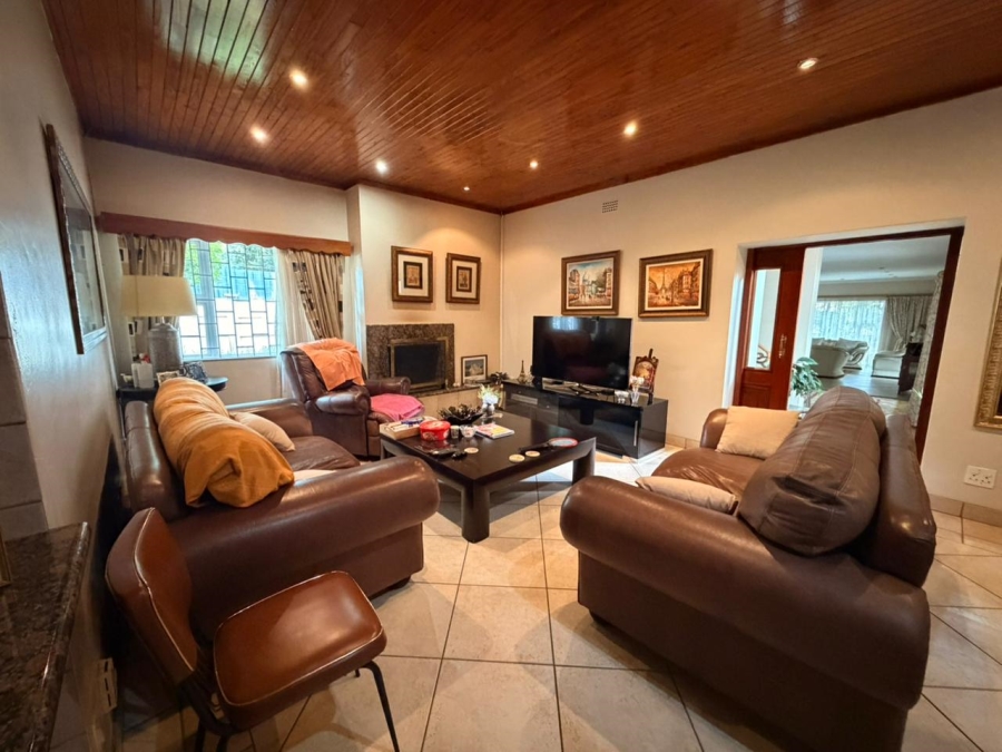 5 Bedroom Property for Sale in Ashlea Gardens Gauteng