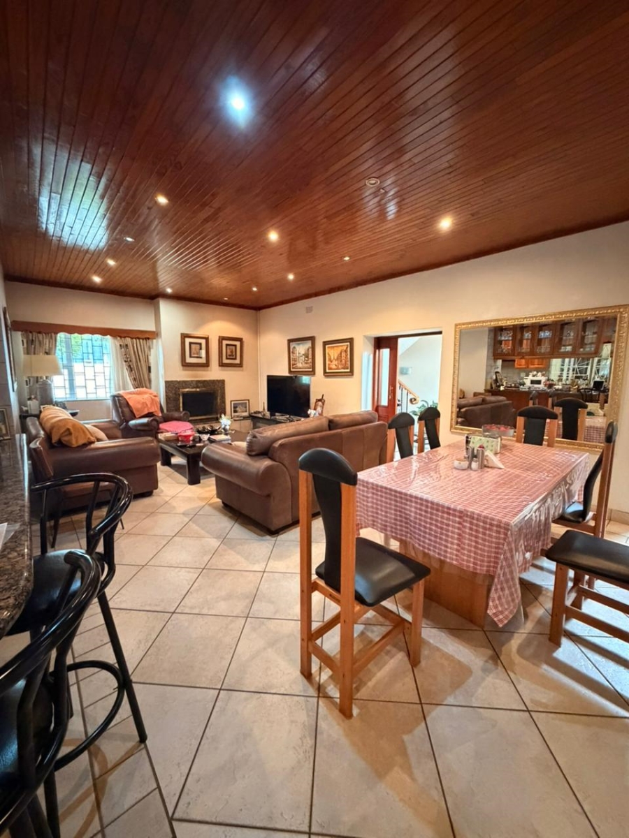 5 Bedroom Property for Sale in Ashlea Gardens Gauteng