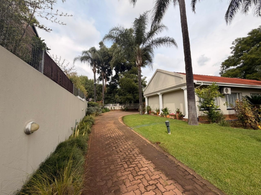 5 Bedroom Property for Sale in Ashlea Gardens Gauteng