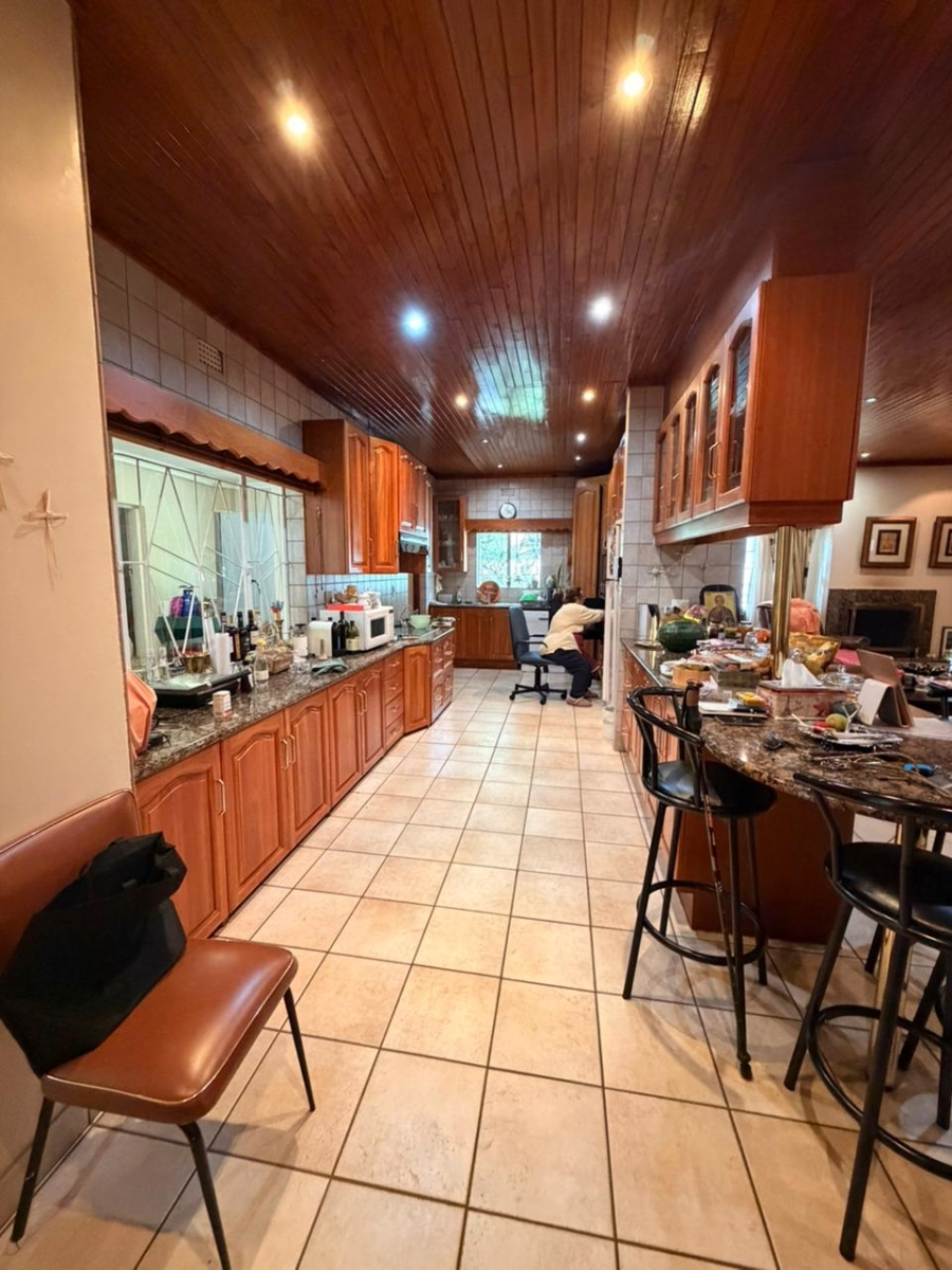 5 Bedroom Property for Sale in Ashlea Gardens Gauteng