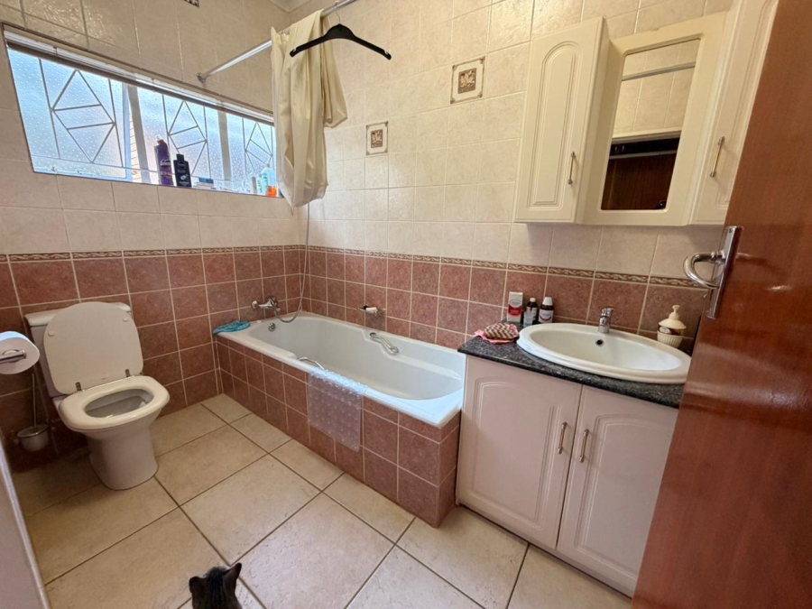 5 Bedroom Property for Sale in Ashlea Gardens Gauteng