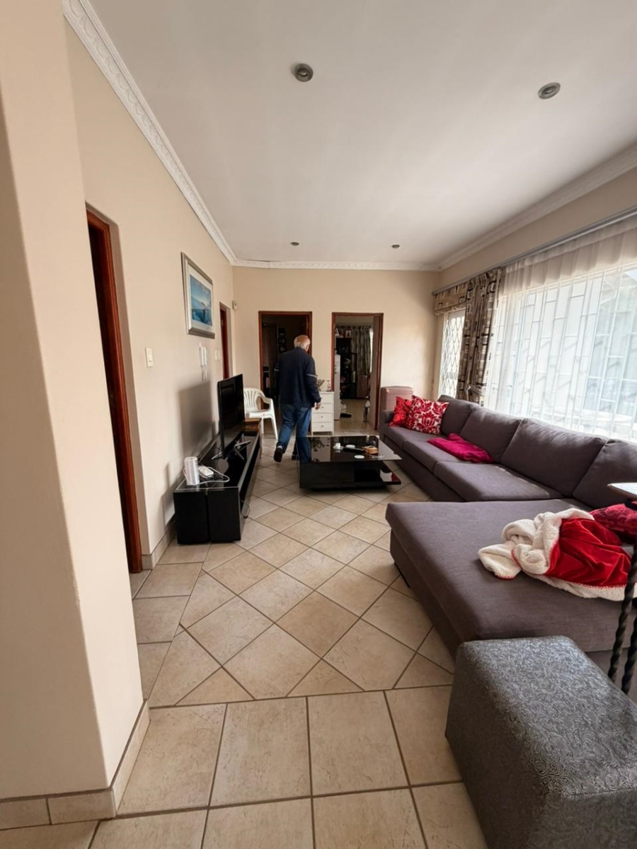 5 Bedroom Property for Sale in Ashlea Gardens Gauteng