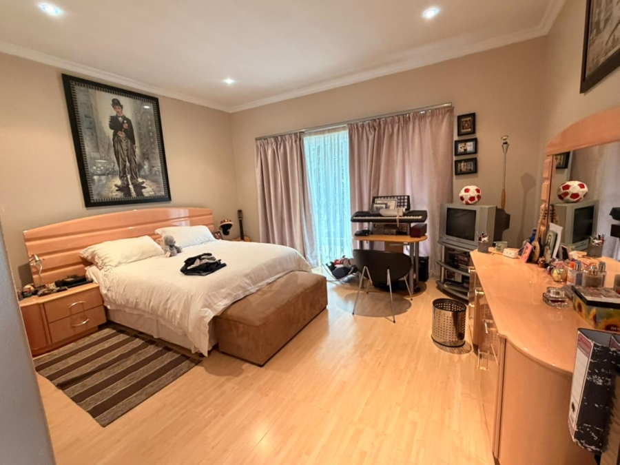 5 Bedroom Property for Sale in Ashlea Gardens Gauteng