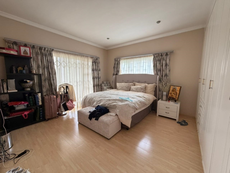 5 Bedroom Property for Sale in Ashlea Gardens Gauteng