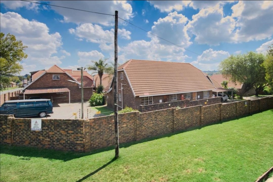 2 Bedroom Property for Sale in Florida Lake Gauteng