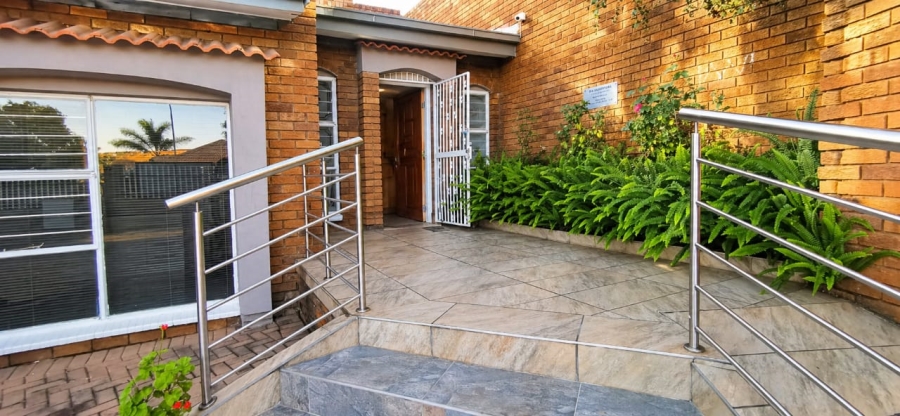 To Let Commercial Property for Rent in Glenvista Gauteng