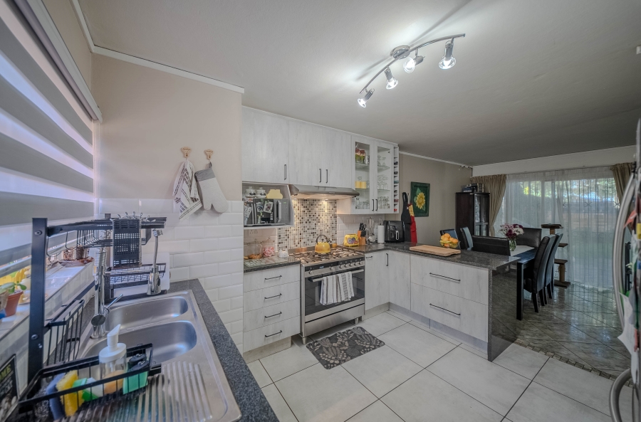 3 Bedroom Property for Sale in Garsfontein Gauteng