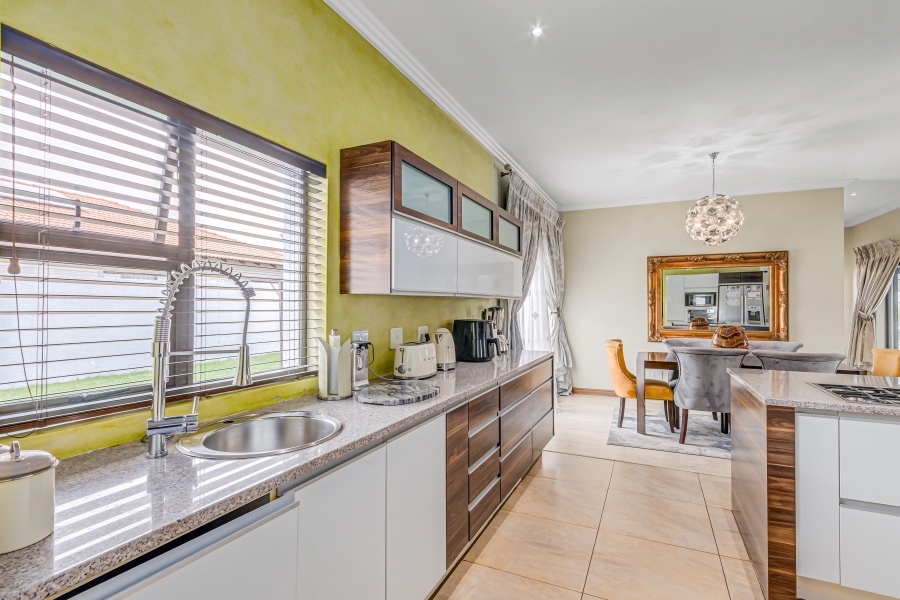 4 Bedroom Property for Sale in Heuwelsig Estate Gauteng