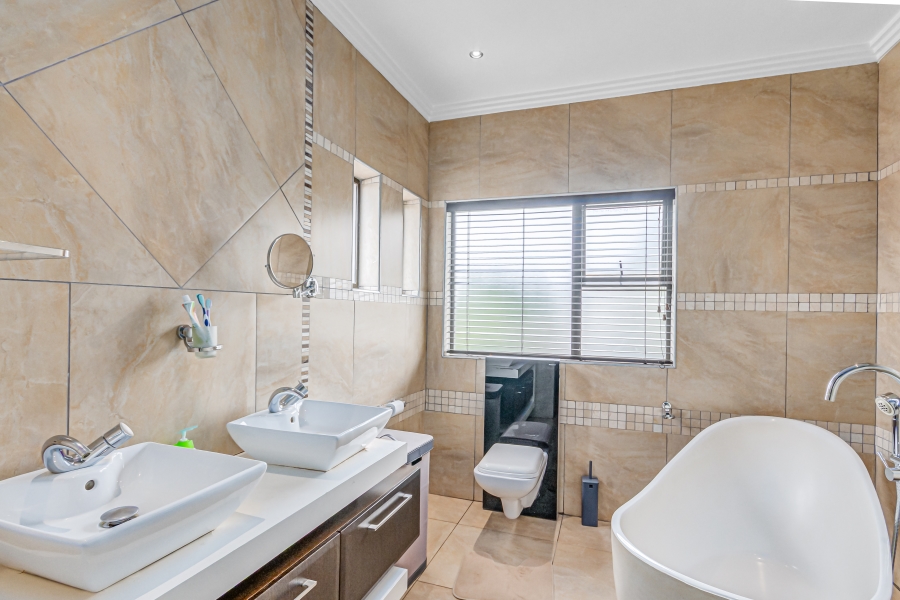 4 Bedroom Property for Sale in Heuwelsig Estate Gauteng