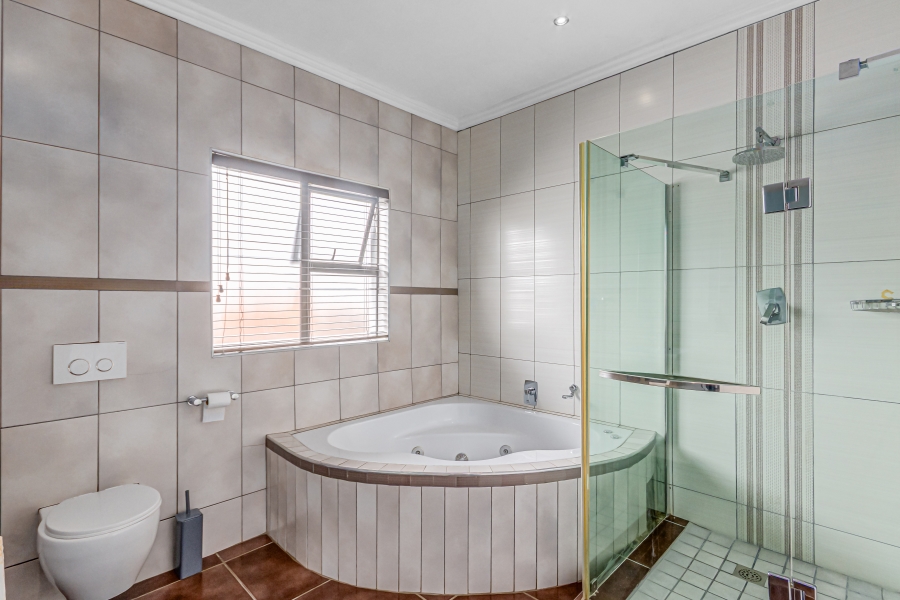 4 Bedroom Property for Sale in Heuwelsig Estate Gauteng