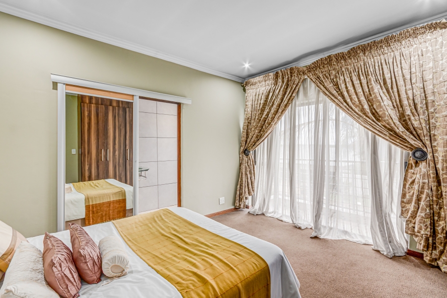 4 Bedroom Property for Sale in Heuwelsig Estate Gauteng