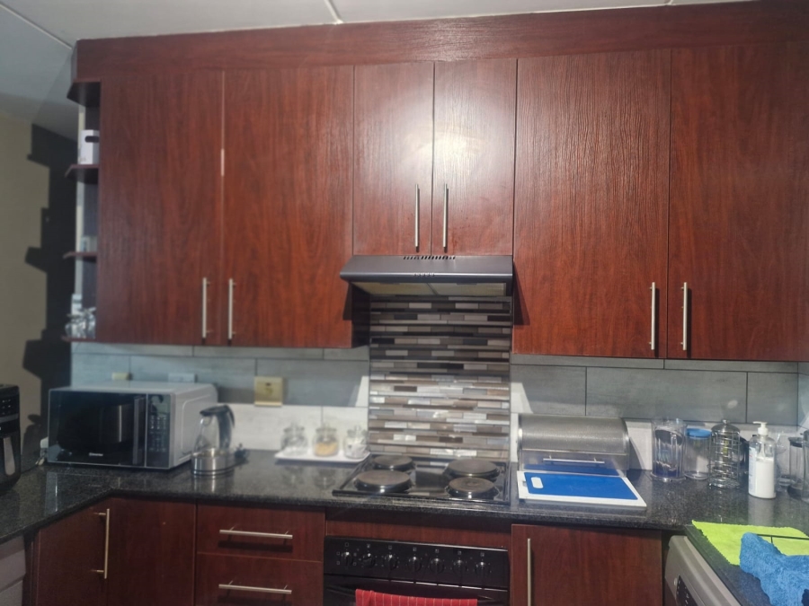 To Let 3 Bedroom Property for Rent in Sonneveld Gauteng