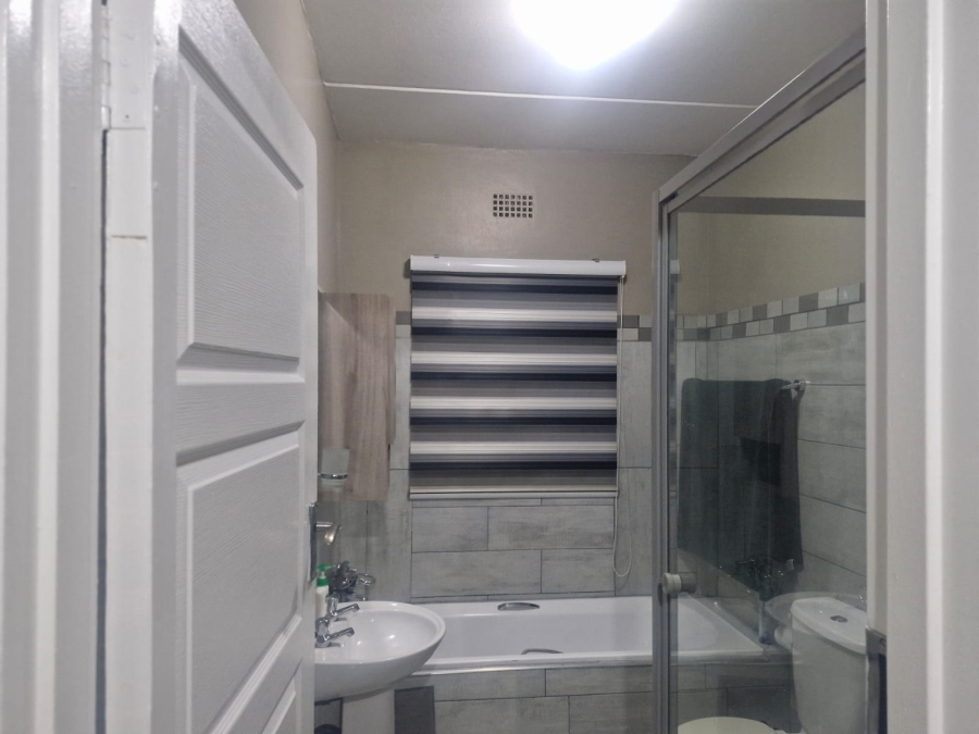 To Let 3 Bedroom Property for Rent in Sonneveld Gauteng