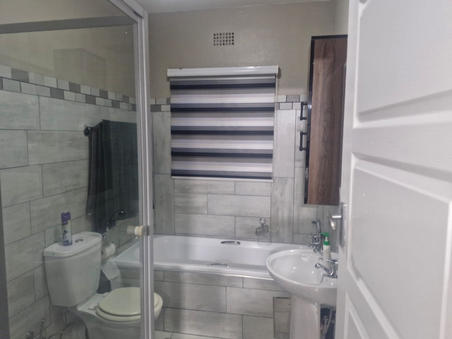 To Let 3 Bedroom Property for Rent in Sonneveld Gauteng