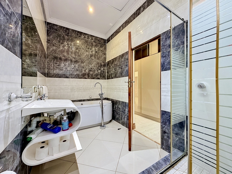 5 Bedroom Property for Sale in Willow Acres Gauteng