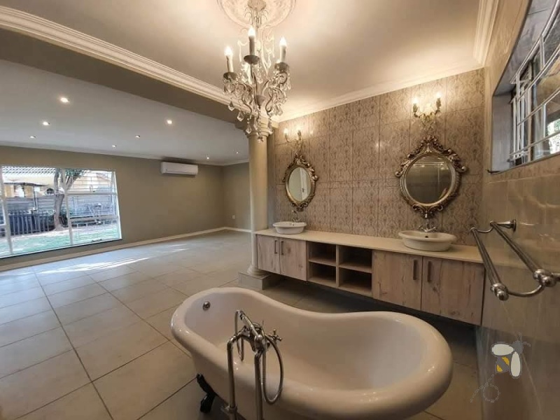 6 Bedroom Property for Sale in Freeway Park Gauteng
