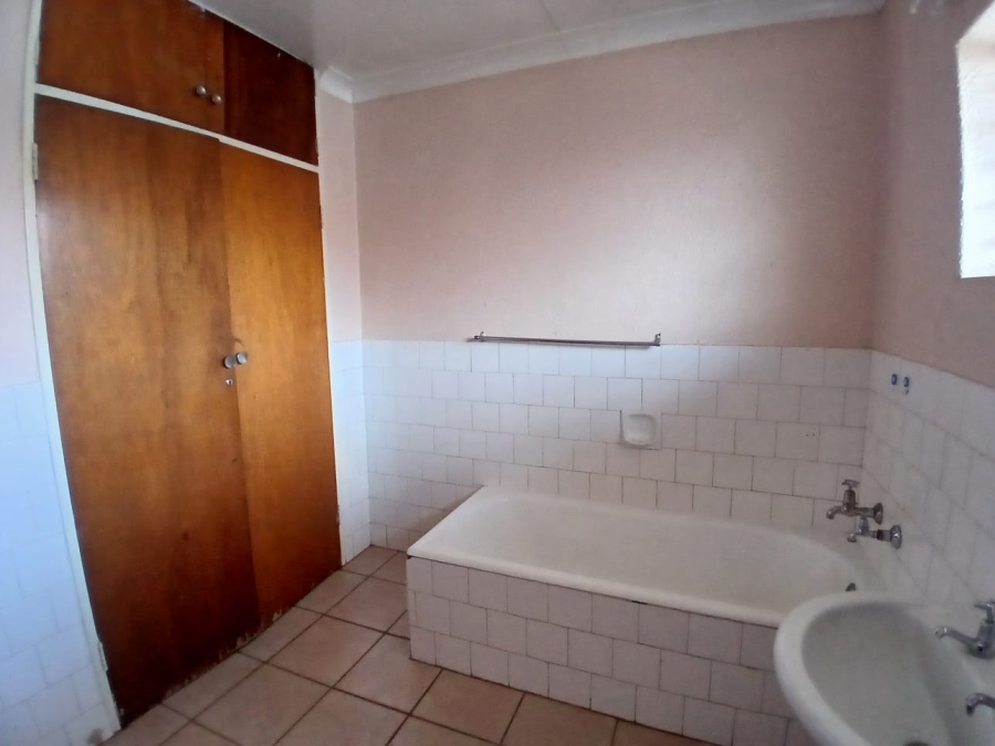 2 Bedroom Property for Sale in Oberholzer Gauteng