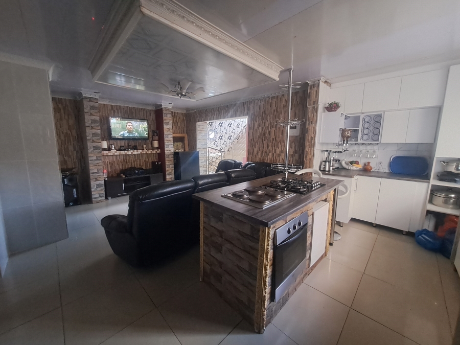 4 Bedroom Property for Sale in Protea Glen Gauteng